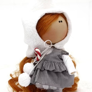 Boneca de pano tema Natal com roupa vermelha e branca, feita artesanalmente