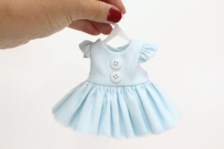 boneca de pano vestido manga borboleta frente.jpg