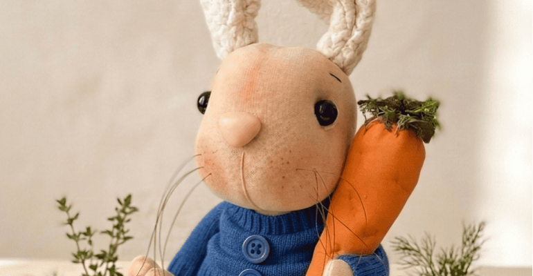 Oliver Puff: boneca de pano feita à mão com detalhe de orelhas, nariz rosa e expressão suave
